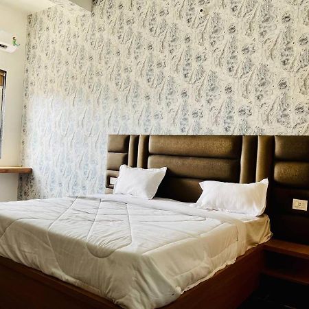 Hotel B P Emerald Mathura Eksteriør bilde