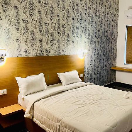 Hotel B P Emerald Mathura Eksteriør bilde