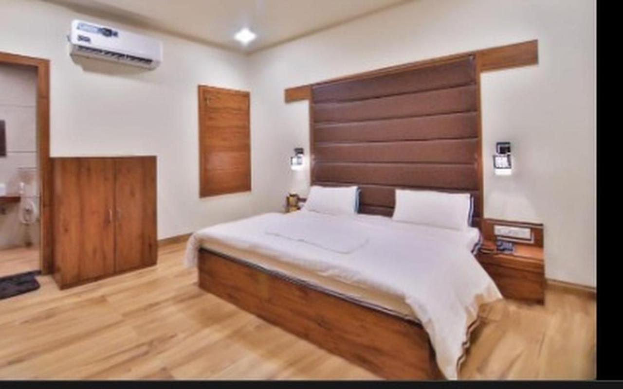 Hotel B P Emerald Mathura Eksteriør bilde