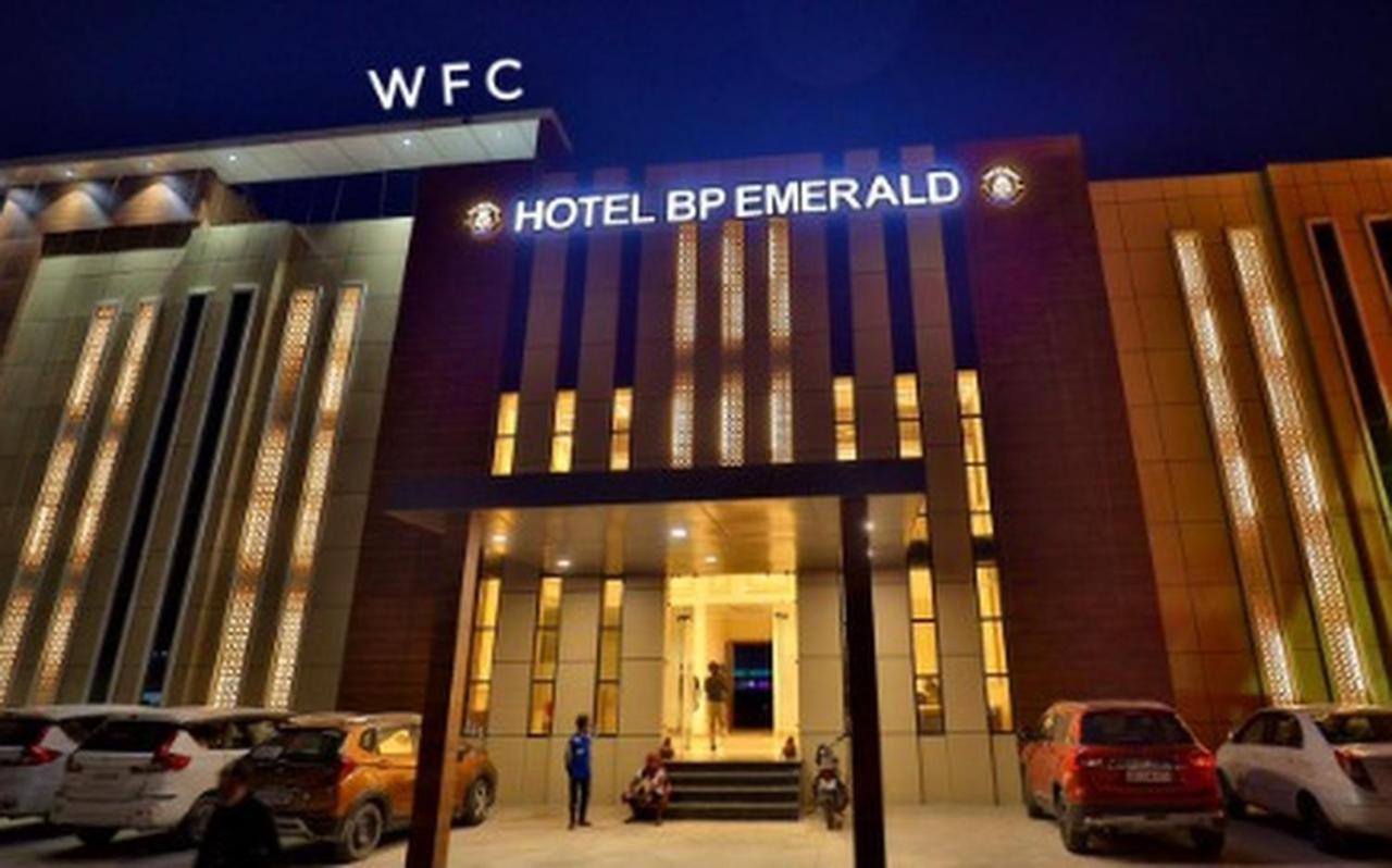 Hotel B P Emerald Mathura Eksteriør bilde