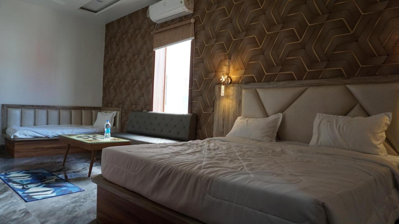 Hotel B P Emerald Mathura Eksteriør bilde