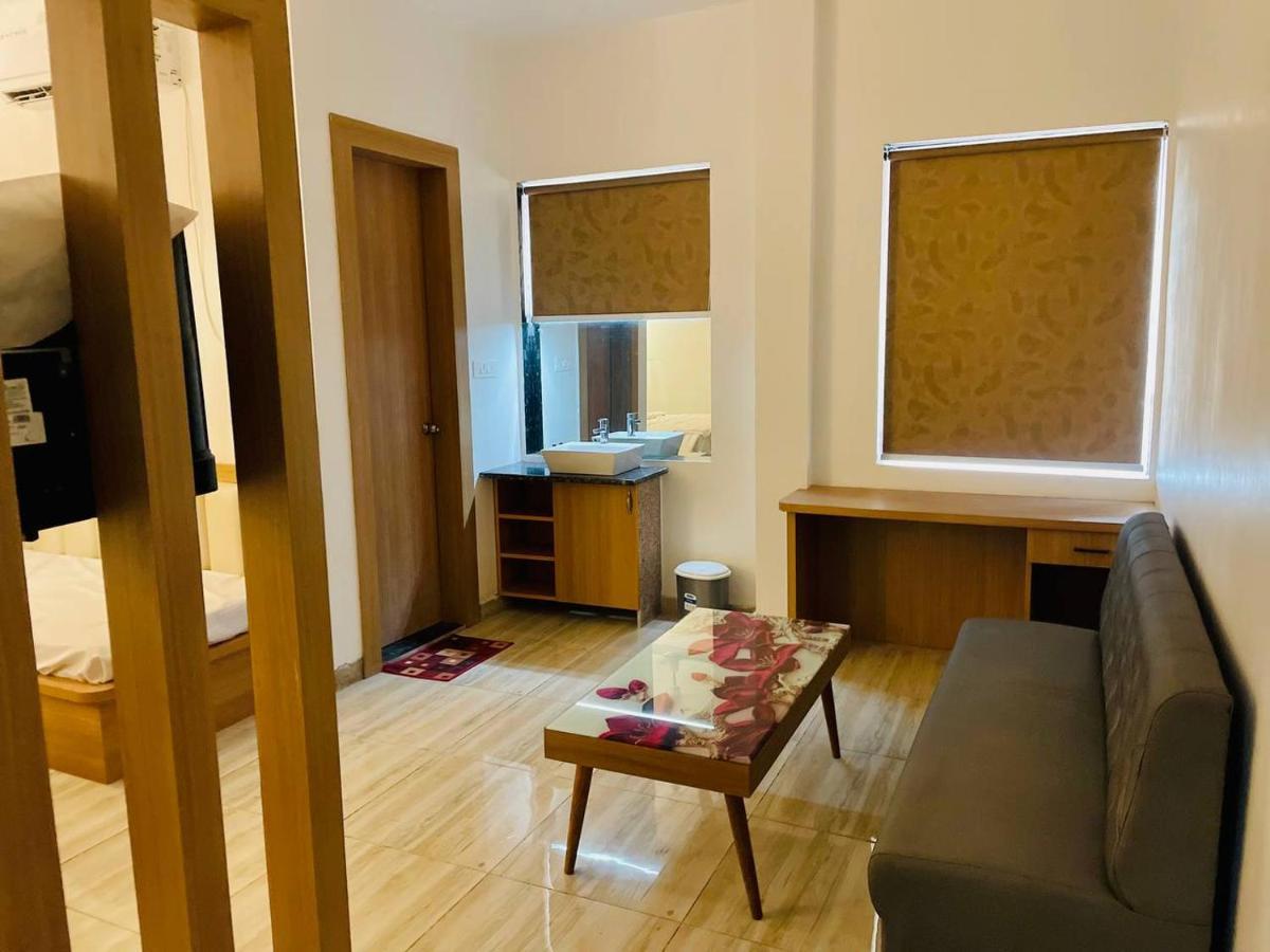 Hotel B P Emerald Mathura Eksteriør bilde