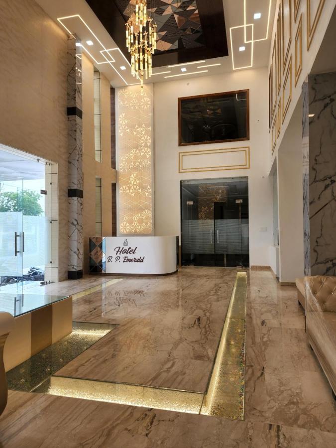 Hotel B P Emerald Mathura Eksteriør bilde
