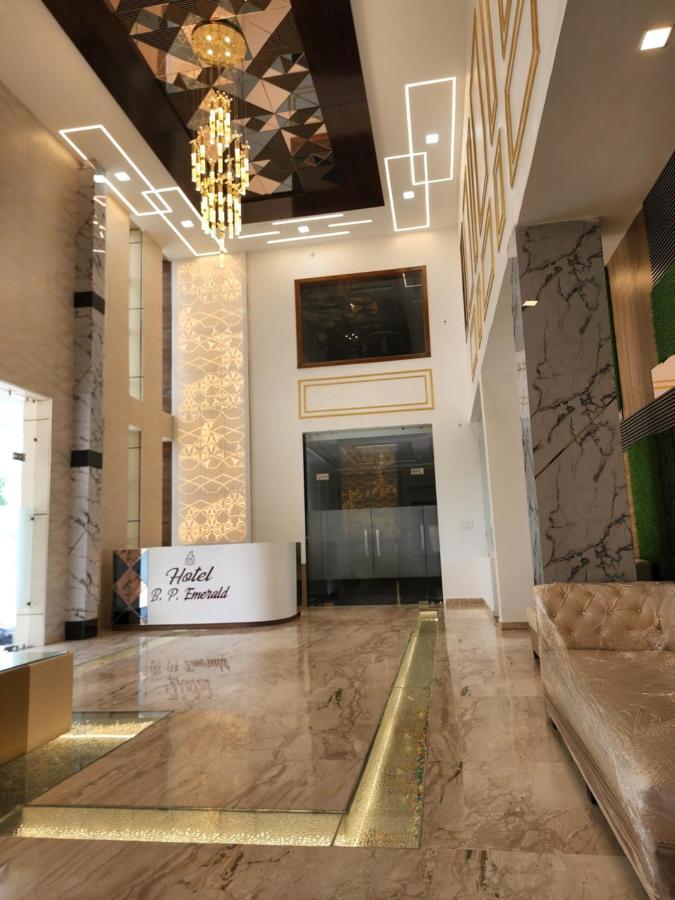 Hotel B P Emerald Mathura Eksteriør bilde