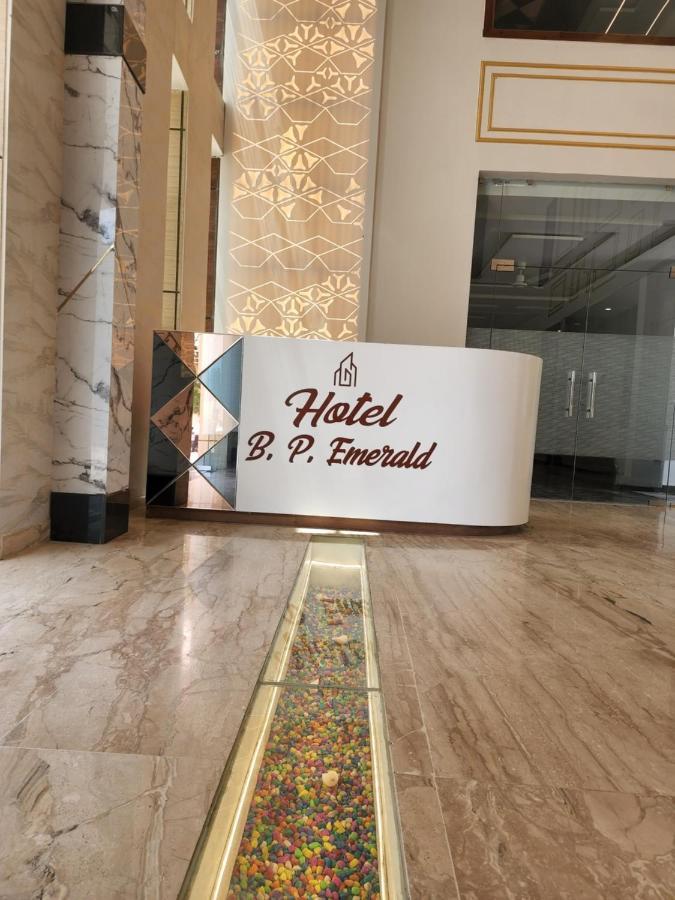 Hotel B P Emerald Mathura Eksteriør bilde