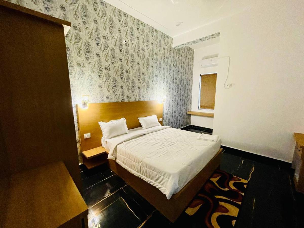 Hotel B P Emerald Mathura Eksteriør bilde