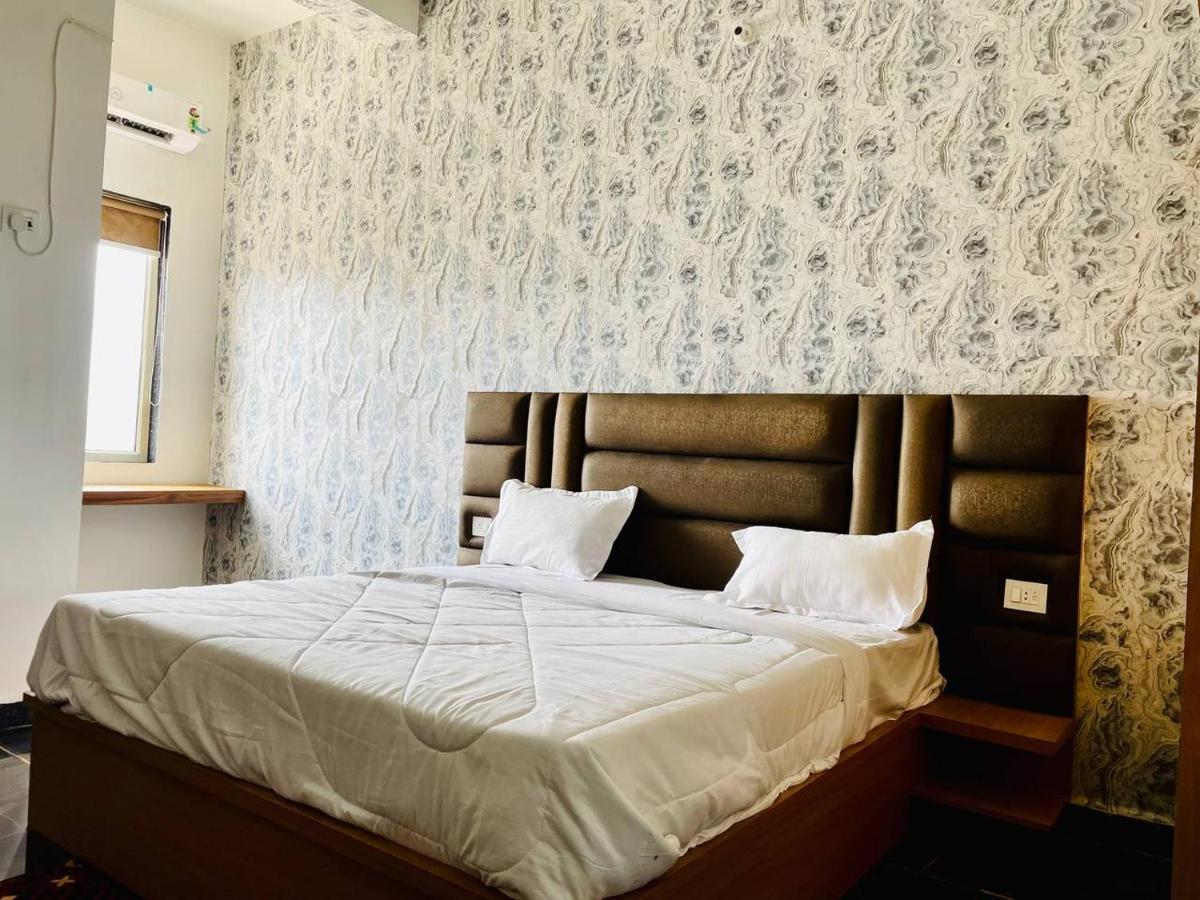 Hotel B P Emerald Mathura Eksteriør bilde