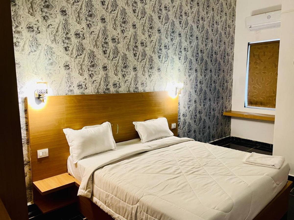 Hotel B P Emerald Mathura Eksteriør bilde